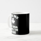 Mug Patricks Day Kiss Me Funny Dna Test Irlandais (Devant gauche)