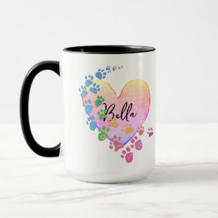 Mug Pawprints de compagnie arc-en-ciel avec nom sur un
