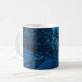 Mug Paysage d'hiver avec pinède enneigée (Devant gauche)