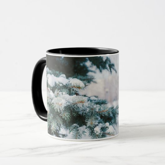 Mug Paysage hivernal Arbre de Noël recouvert de neige (Devant gauche)
