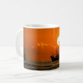 Mug Paysage naturel Coucher de soleil avec bateau (Devant gauche)