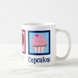 Mug Peace Love Cupcakes Cute Baker<br><div class="desc">Un joli cadeau amoureux de cupcake pour un boulanger qui aime faire des sucreries et des desserts dans une boulangerie. Un panneau de tranquillité,  un coeur et un joli cupcake rose.</div>