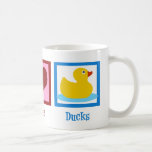 Mug Peace Love Ducks<br><div class="desc">Un joli cadeau parfait pour quelqu'un qui aime les canards ou les cadeaux amicaux pour bébé. Un signe de paix vert, un coeur roux, et un canard en caoutchouc jaune mignon. Une tasse pour quelqu'un qui a ramassé tous les canards en caoutchouc qu'ils peuvent mettre la main sur eux et...</div>