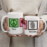 Mug Peace Love Forensics<br><div class="desc">Si vous trouvez la science légale fascinante,  c'est le design parfait. Il comporte un signe de paix,  un coeur et une empreinte digitale.</div>