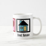 Mug Peace Love Immobilier<br><div class="desc">Joli cadeau immobilier pour un immobilier, une société de titre, un courtier en hypothèques, un agent de prêt ou même un nouveau propriétaire. Un signe de paix, un coeur et une maison.</div>