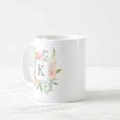 Mug Pêche et crème Aquarelle Florale avec Monogramme (Devant gauche)