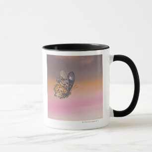 Mug Peignant dépeindre le papillon en vol
