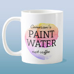 Mug Peindre l'eau pas le café Artiste personnalisé Hum<br><div class="desc">Pour tout artiste ou peintre qui a rincé sa brosse dans son thé ou son café,  ou qui a accidentellement bu une gorgée d'eau de peinture. J'y suis allé aussi ! Humour artistique pour lever un sourire. Modifiez le nom pour personnaliser.</div>