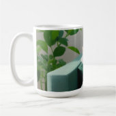 Mug Peinture de chat dormant sur un canapé vert (Gauche)