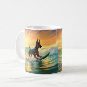 Mug Peinture de Surf à la Plage de Doberman (Devant gauche)