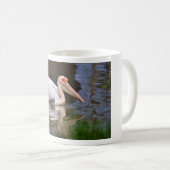 Mug Pélican blanc sur l'eau (Devant droit)