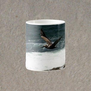 Mug Pélican survolant les rochers et l'océan Photograp