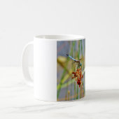 Mug Pelouse de berge et libellule (Devant gauche)