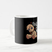 Mug Pense à une poupée vaudou avec ns Funny Halloween (Devant gauche)