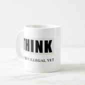 Mug Pensez. Ce N'Est Pas Encore Illégal (Devant gauche)