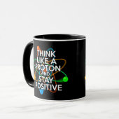 MUG PENSEZ COMME UN PROTON ET RESTEZ POSITIF (Devant gauche)