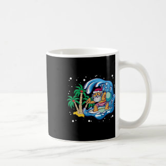 Mug Père Noël d'été surfant sur les vagues de la plage