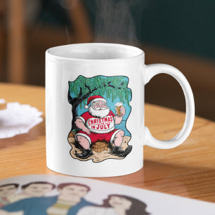 Mug Père Noël Festive Appréciant La Bière Sous Arbre