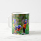 Mug Perruches arc-en-ciel colorées mangeant (Devant gauche)