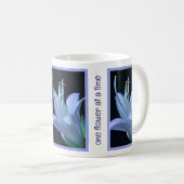 Mug Personalized Nature Beauty Hosta Flower in Blue (Devant droit)