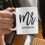 Mug Personnalisé<br><div class="desc">Donnez-lui sa propre tasse personnalisée avec une grande typographie fantaisiste "M." et son nom de famille. Une tasse correspondante est également disponible pour la Mme.</div>