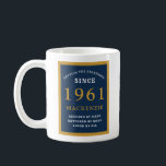 Mug Personnalisé 60e anniversaire 1961 Elégant Blue Go<br><div class="desc">Une énorme tasse à café bleu et or de 60ème anniversaire pour ces personnes spéciales nées en 1961. Customisez facilement le texte à l'aide du modèle fourni. Une partie de la gamme de normes d'établissement de cartes de voeux et de cadeaux.</div>