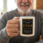 Mug Personnalisé 60e anniversaire 1966 Élégant Noir Or<br><div class="desc">Une énorme tasse de café noire et or pour le 60e anniversaire pour ces personnes spéciales nées en 1966. Personnalisez facilement le texte en utilisant le modèle fourni. Fait partie de la gamme de cartes de vœux et de cadeaux de référence.</div>