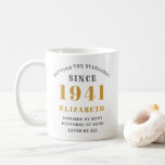 Mug Personnalisé 80th Birthday 1941 Elegant Ajouter un<br><div class="desc">Élégante tasse d'anniversaire personnalisée. Customisez facilement le texte de cette tasse de café d'anniversaire en utilisant le modèle fourni. Une partie de la gamme de normes d'établissement des dessins et modèles.</div>