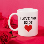 Mug Personnalisé Drôle Je Vous Aime Idiot Et Coeur Rou<br><div class="desc">Mug pour café, thé, lait, chocolat au cacao chaud, jus d'orange ou toute autre boisson préférée. Avec une citation drôle pour l'amour de votre vie, mari ou femme, garçon ou petite amie, ou même votre mère ou votre père. Avec l'option de customiser avec le nom, mot ou (limité) texte de...</div>
