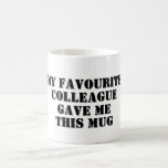 Mug Personnalisé Funny Collègue cadeau secret Père Noë<br><div class="desc">Drôle Citation personnalisée Mug avec "Mon collègue favori m'a donné cette Mug" disant pour collègue de bureau, cadeau d'anniversaire, Père Noël secret, Noël, en laissant un cadeau ou pour un ami proche. Cela apportera sûrement un peu d'humour et de rire. Convient aux hommes, aux femmes ou à tout collègue de...</div>