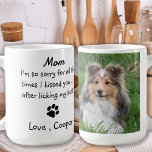 Mug Personnalisé Funny Photo Chien Maman<br><div class="desc">Surprenez Maman pour son anniversaire, Fête des Mères, ou juste parce que, avec cette super mignonne tasse de maman chien . Maman... Je suis tellement désolé pour toutes les fois où je vous ai embrassé ... après avoir léché mon cul. Personnalisez avec la photo préférée de la maman du chien,...</div>