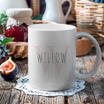 Mug Personnalisé Moderne Simple Pink Monogram<br><div class="desc">Cette tasse a un monogramme subtil qui est de couleur claire avec votre nom dans une couleur plus foncée.</div>