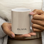 Mug "Personnalisé Monogramme Beige Personnalisé<br><div class="desc">Sirotez un verre de style avec cette tasse monogramme beige personnalisée, conçue pour ajouter une touche d'élégance à votre rituel du café ou du thé du matin. Avec un design minimaliste monogramme sur un arrière - plan beige doux, cette tasse est entièrement personnalisable avec vos initiales ou votre nom. Conçu...</div>