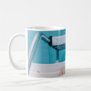 Mug Personne debout sur l'échelle de la piscine