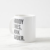 Mug Personne Ne S'En Soucie, Travaille Plus Sûr - Moti (Devant gauche)