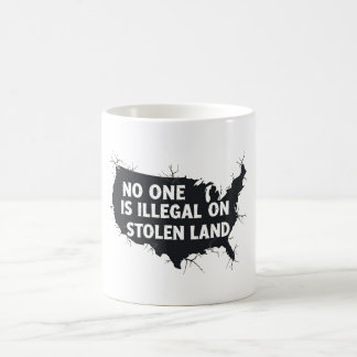 Mug PERSONNE N'EST ILLÉGAL SUR UN TERRITOIRE VOLÉ - An