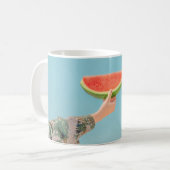 Mug Personne tenant de la pastèque tranchée (Devant gauche)