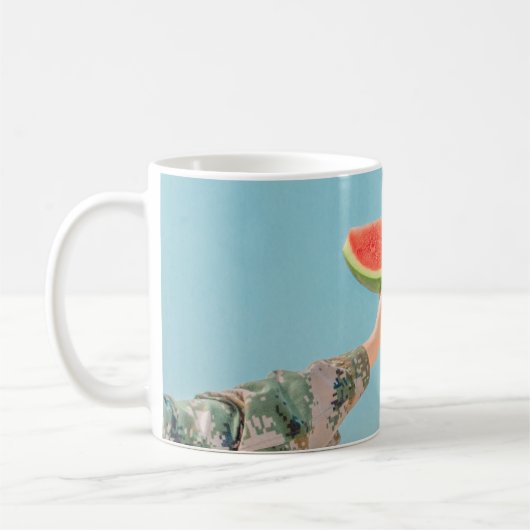 Mug Personne tenant de la pastèque tranchée (Gauche)