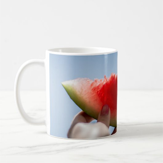 Mug Personne tenant de la pastèque tranchée (Gauche)