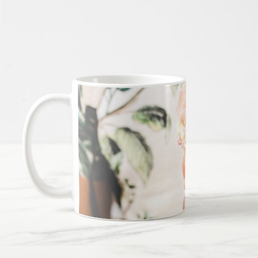 Mug Personne tenant un cône de crème glacée avec trois (Gauche)