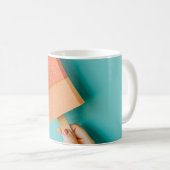 Mug Personne tenant un coquelicot jaune et rose (Devant droit)