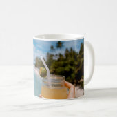 Mug Personne tenant un pot de mason rempli de jus à (Devant droit)