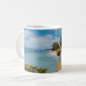 Mug Personne tenant un pot de mason rempli de jus à (Devant gauche)