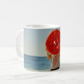 Mug Personne tenant une bague gonflable à thème pastèq (Devant gauche)
