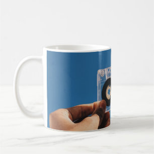 Mug Personne tenant une cassette blanche et noire