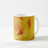 Mug Pétales de rose jaune romantiques (Devant droit)