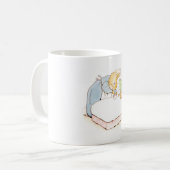 Mug Peter Rabbit au lit (Être nourri par sa mère) (Devant gauche)