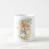 Mug Peter Rabbit dans le jardin (par Beatrix Potter) (Centre)