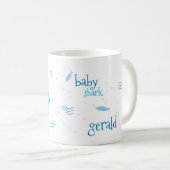 Mug Petit bébé requin - Bleu (Devant droit)