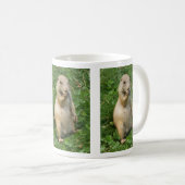 Mug Petit chien de prairie debout dans l'herbe manger (Devant droit)